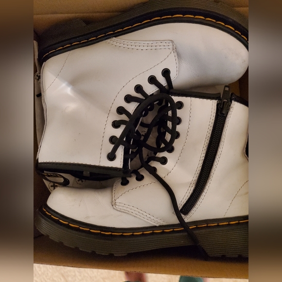 Little girls Dr. Martens white lace up boots - Picture 2 of 7